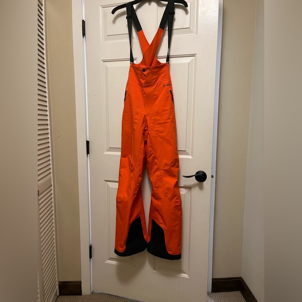 Mountain Hardwear Women’s GORETEX ski bib size XS long.